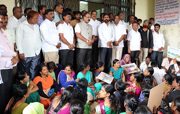 ಚಿಕ್ಕಬನಹಳ್ಳಿ ಕಾಲನಿ ಸಂಪೂರ್ಣ ಜಲಾವೃತ : ಶಾಶ್ವತ ಪರಿಹಾರಕ್ಕೆ ಆಗ್ರಹಿಸಿ ತಹಶೀಲ್ದಾರ್ ಕಚೇರಿಗೆ ಮುತ್ತಿಗೆ